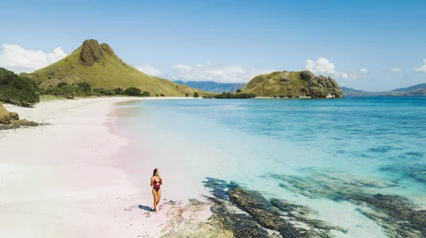 Frau zu Fuß und genießen leere Paradies tropischen Strand mit mo — Stockfoto