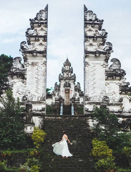 Femme en robe blanche dans le pura Lempuyang traditionnelle balinaise temp — Photo