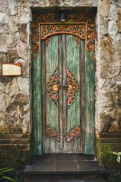 Porta de madeira esculpida artesanal balinês tradicional — Fotografia de Stock