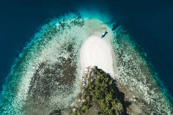 Vista aérea de la playa de arena blanca en el pequeño arrecife de coral tropical isl — Foto de Stock