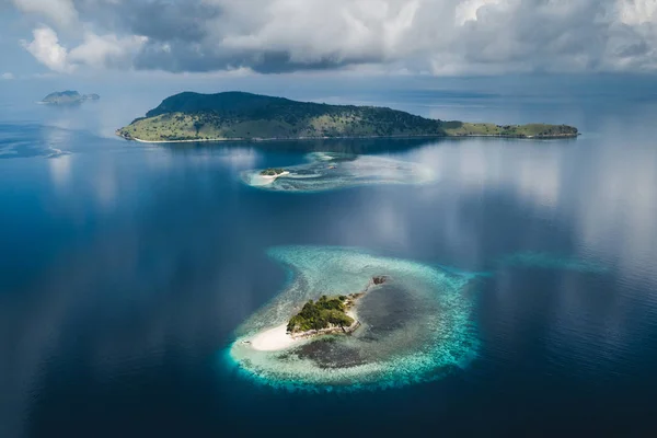 Vista aérea de la pequeña isla tropical con playa de arena blanca, Beau — Foto de Stock
