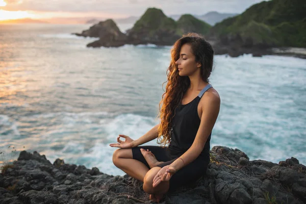 Lotus 'da yoga yapan genç kadın Bev bugün ile günbatımı poz — Stok fotoğraf