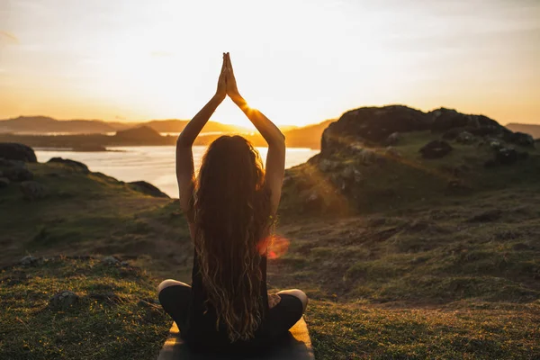 Junge Frau praktiziert Yoga im Freien. spirituelle Harmonie, Intros — Stockfoto