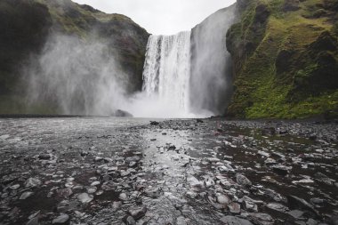 Skogafoss İzlanda ünlü şelale. Güçlü akarsu, dramatik vi