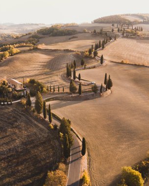 Ünlü Toskana tepeleri havadan drone manzara, İtalya. Soyut 