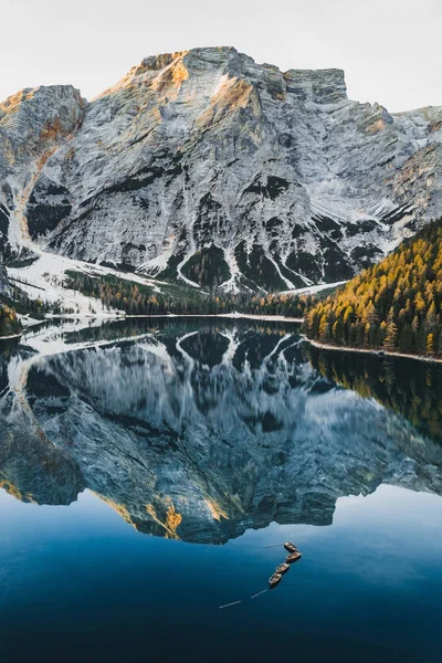 Paesaggio autunnale del Lago di Braies in Dolomiti italiane mou — Foto Stock