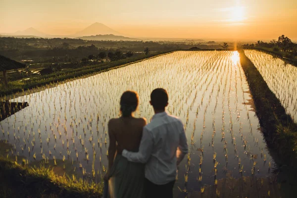 Pareja borrosa enamorada viendo el amanecer en el famoso hito de Bali —  Fotos de Stock