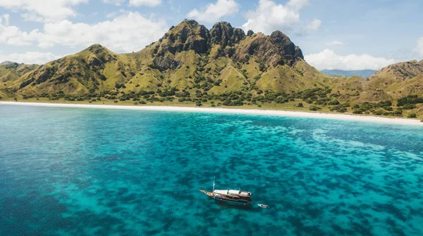 Luxus-Kreuzfahrtschiff segelt über Korallenriff mit erstaunlichen tropischen — Stockfoto
