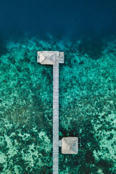 Vista aérea abstracta del embarcadero de madera en isla tropical con — Foto de Stock