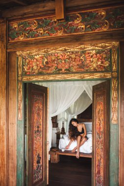 İnce tan kadın uyanma ve traditio sabah kahve zevk