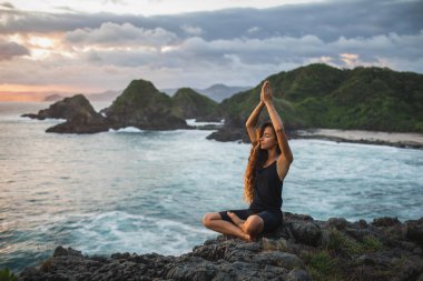 İnanılmaz dağ ve okyanus manzaralı Yoga