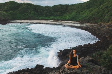 Lotus 'da yoga yapan genç kadın Bev bugün ile günbatımı poz
