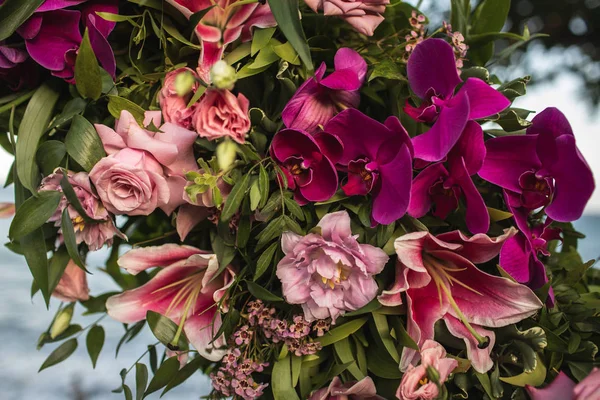 紫色の蘭の花とpの開花結婚式のアーチの装飾 — ストック写真