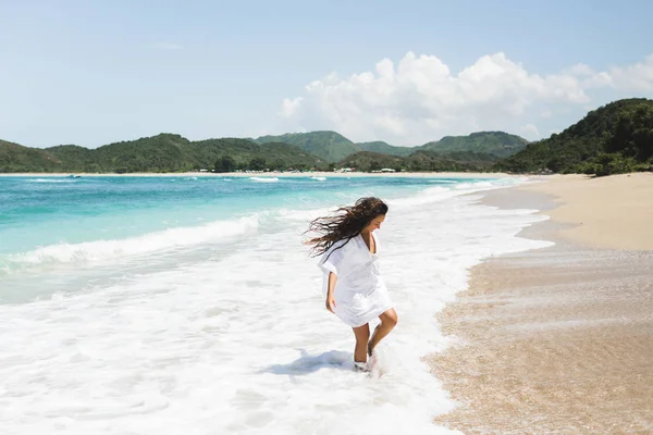 Νεαρή ευτυχισμένη γυναίκα απολαμβάνει σε τροπική λευκή άμμο κενή παραλία. W — Φωτογραφία Αρχείου