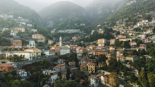 Luchtfoto panoramisch drone uitzicht van Moltrasio stad op Lago di Como La — Stockfoto