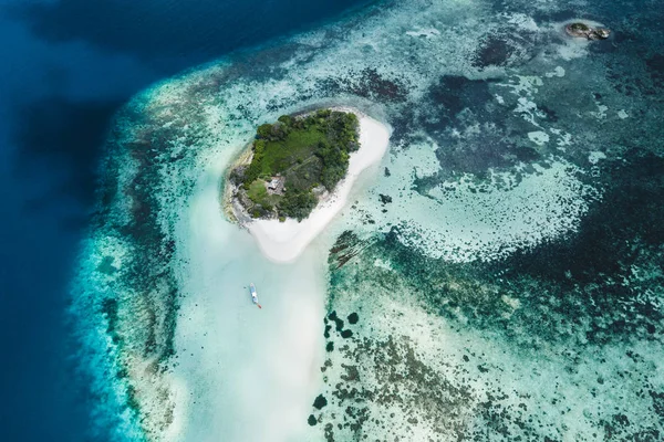 Small coral reef island with white sand beach. Aerial drone view — Stock Photo, Image
