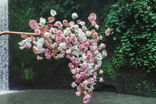 Decoração florescente de arco de casamento de orquídea de pastel, rosa e um — Fotografia de Stock