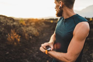 Atletik koşucu fitness izci veya akıllı saat eğitim başlatmak