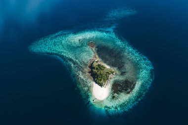 Tropikal arka plan ve seyahat konsepti. Küçük üni havadan görünümü
