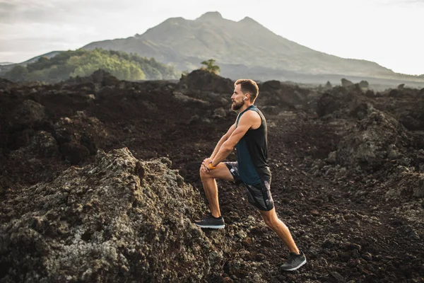 Joven corredor hipster con estiramiento de barba y calentamiento para tr — Foto de Stock