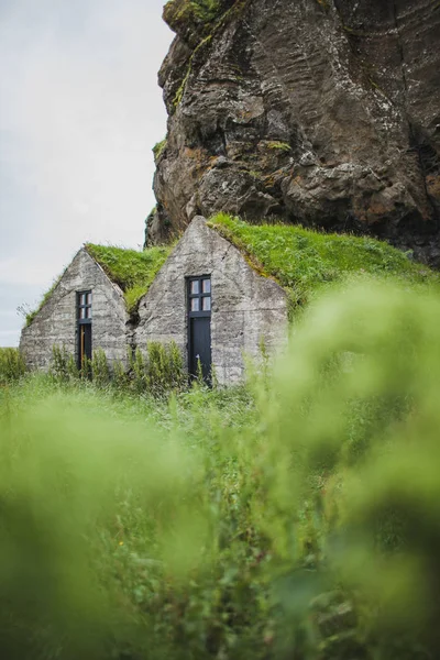 Due case di pietra tradizionale ghiandaia sotto montagna rocciosa con s — Foto Stock