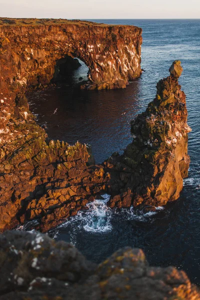 Вид со скалы возле маяка Свортулофт в Снейфельсйокуле — стоковое фото