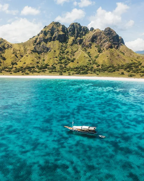 Crucero de lujo navegando sobre arrecife de coral con increíble tropical — Foto de Stock