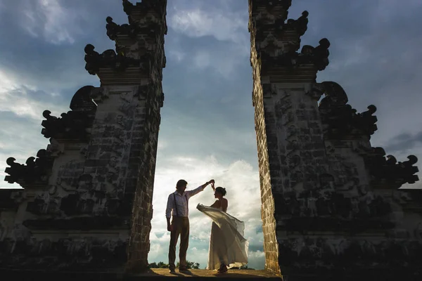 Bali Reisekonzept. balinesische berühmtes Symbol - traditionelles Tor i — Stockfoto