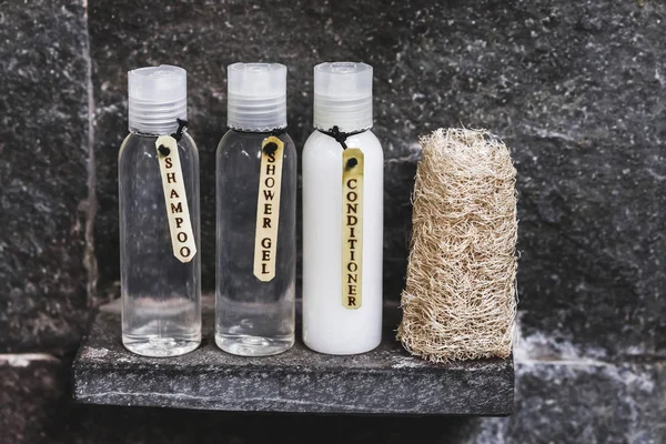 Различные бутылки для туалетных принадлежностей с натуральным органическим был — стоковое фото
