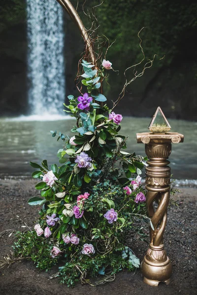 圆形金属婚礼拱门，装饰有紫色和绿色花朵 — 图库照片