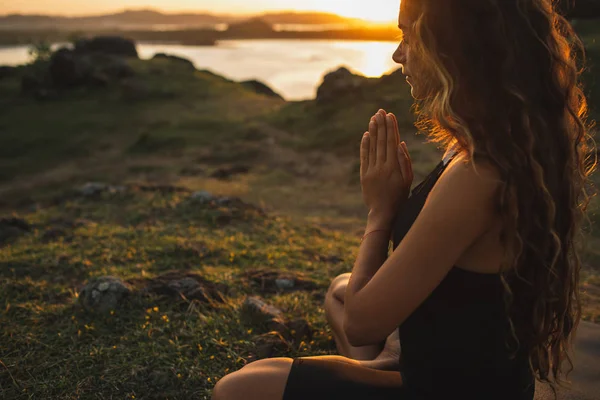 Kvinna som ber ensam vid soluppgången. Natur bakgrund. Andliga och — Stockfoto