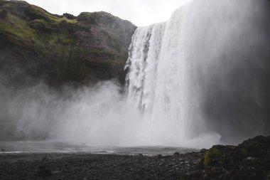 Skogafoss İzlanda ünlü şelale. Güçlü akarsu, dramatik vi