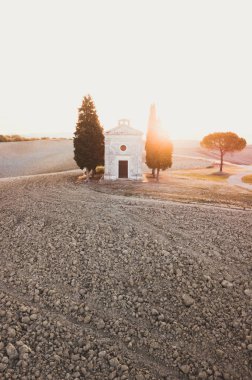 Cappella della Madonna di Vitaleta, Toskana havadan drone görünümü