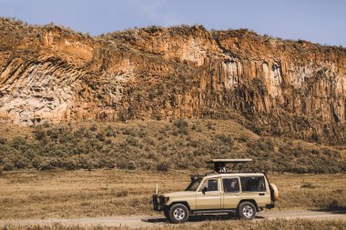 Safari Hell's Gate Ulusal Parkı Kenya'da. Off road jeep araba,