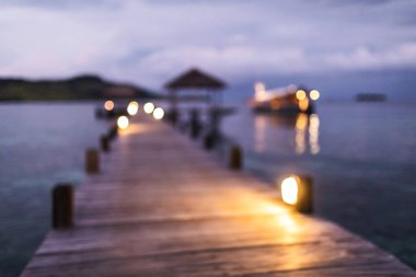 Tropik ada, iskele ve yat bulanık defokus arka plan 