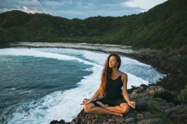 Lotus 'da yoga yapan genç kadın Bev bugün ile günbatımı poz