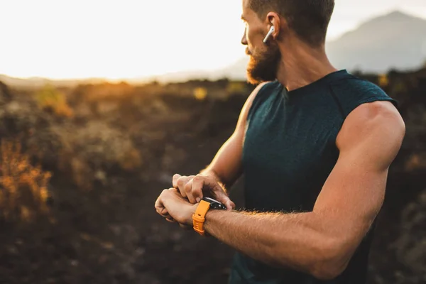 Atletik Koşucu Fitness Izci Veya Akıllı Saat Eğitim Başlar Ufukta — Stok fotoğraf