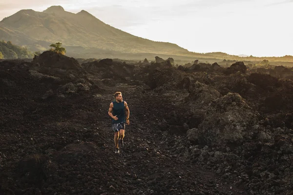 Joven Atleta Recorre Montañas Por Mañana Increíble Paisaje Volcánico Del — Foto de Stock