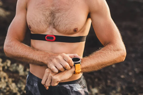 Homme Athlétique Commencer Exécuter Programme Sur Montre Intelligente Fitness Tracker — Photo