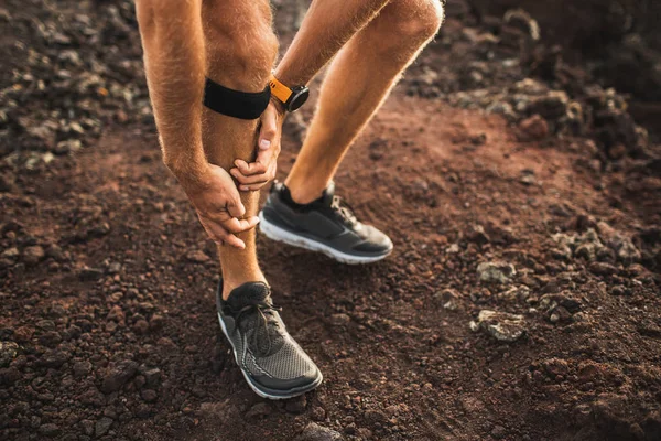 Runner Pomocą Bandaż Wsparcia Kolana Mają Problem Urazem Nóg Biegu — Zdjęcie stockowe