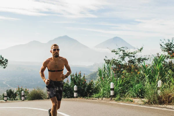 Homme Courant Topless Montée Sur Route Asphaltée Par Temps Chaud — Photo