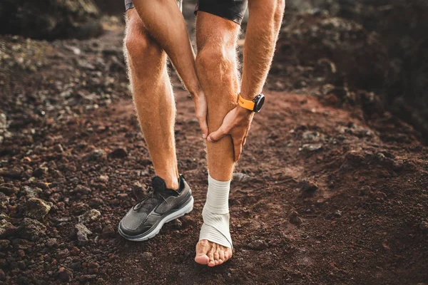 Corredor Masculino Sosteniendo Pierna Lesionada Cerca Sufriendo Dolor Lesión Pierna — Foto de Stock