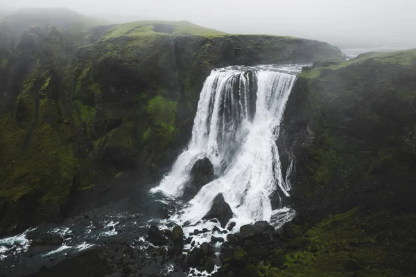 Cachoeira Fagrifoss na Islândia Lakagigar highlands. Skaftafell n — Fotografia de Stock