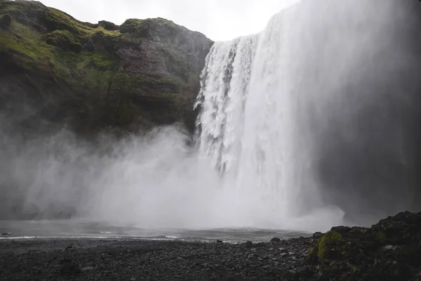 Skogafoss İzlanda ünlü şelale. Güçlü akarsu, dramatik vi — Stok fotoğraf