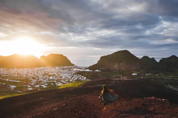 Ung lycklig kvinna njuter solnedgång på toppen av Eldfell Volcano wit — Stockfoto
