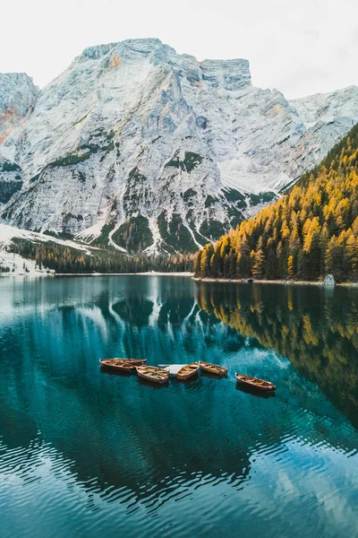 Paesaggio autunnale del Lago di Braies in Dolomiti italiane mou — Foto Stock