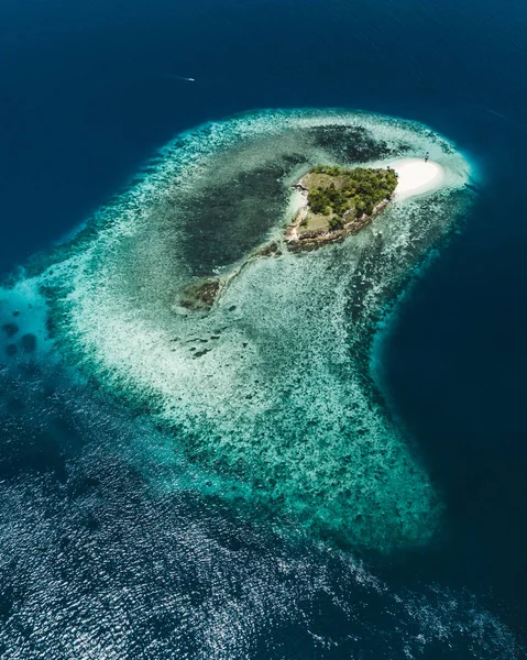 Small coral reef island with white sand beach. Aerial drone view — Stock Photo, Image