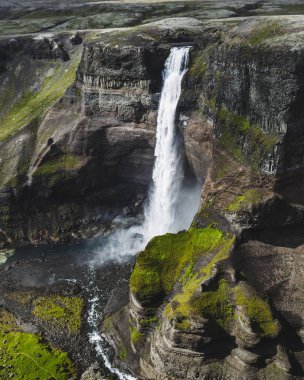 Güney Icealnd'daki Hayfaoss büyük waaterfall'un havadan görünümü. Siyah merhaba