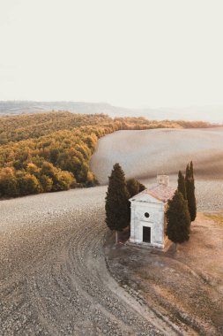 Cappella della Madonna di Vitaleta, Toskana havadan drone görünümü