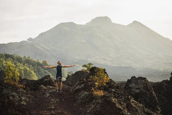 Young happy man hiking and enjoying amazing volcanic mountain Ba — Stock Photo, Image